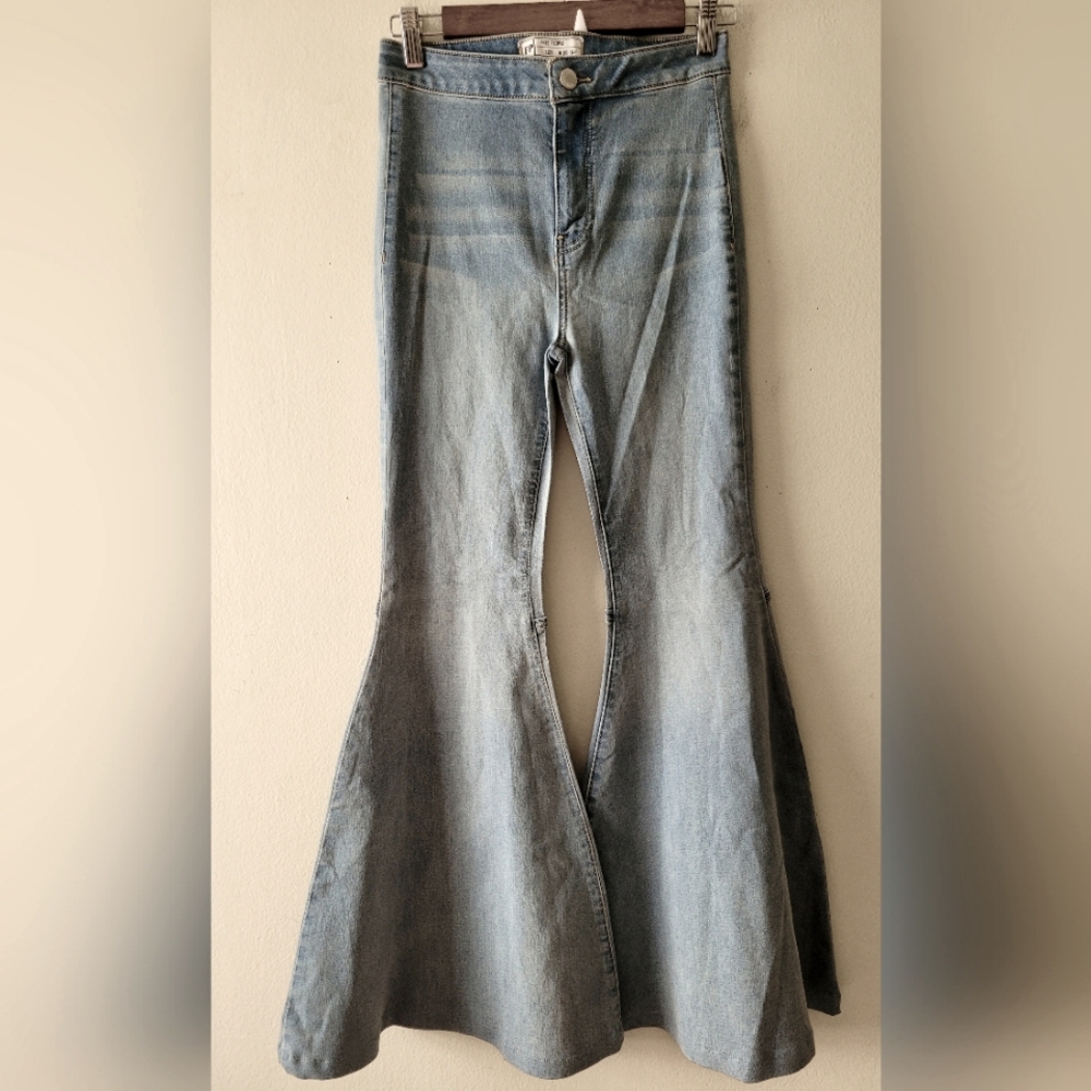Free People Light Wash Flare Jeans short length - Picture 2 of 11